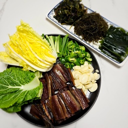 #오홈스토랑 #콘수프기록 
겨울 제철음식 
포항 구룡포 과메기🩷
겨울에 꼭 한번은 먹어요~ 
쫀득쫀득 과메기랑  야채 톳이랑해초
가득넣어서 먹음 최고입니다^^
제철음식은 보약~
남은 해초 밥에넣고 초고추장에 참기름 넣고
쓱쓱 비벼먹음 
해초비빔밥이된답니다~
든든하게 먹을수있어요~ 
밀키트로 잘나오니까 10분컷 레시피로 
휘리릭밥상 차려보셔요👍
#10분컷레시피 #과메기 #제철음식 #겨울음식 #해초
#해초과메기 #쌈채소 #맛있는플레이팅 #플레이팅 
#막걸리안주 #보양식 #해초비빔밥 #음식 #식탁 #주방
#엄마표 #방학 #밥상 #행복한식탁 #맛있는저녁 
