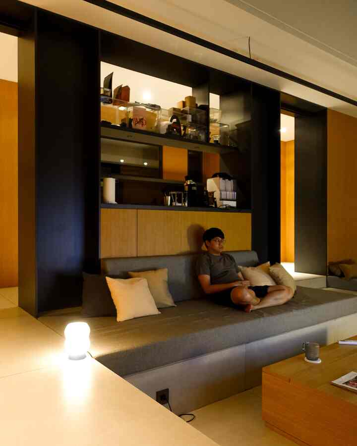 Malam hari nonton santai di living room jadi momen favorit kami buat istirahat dan recharge. Tetangga online, kalau lagi recharge biasanya ngapain, nih? Share dong 😁

#MomenDiRumah #InspirasiDekorasi #RuanganFavorit #LantaiGranit #KainSofaMinimalis #LivingRoom #RuangKeluarga