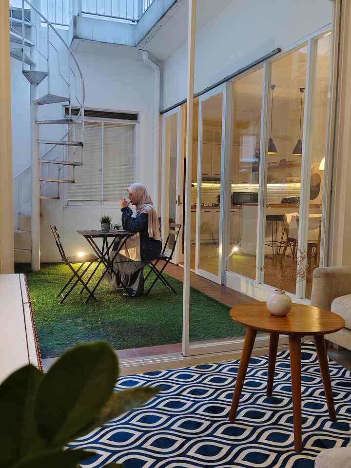 Ini pemandangan pagiku, dengan Innercouryad sebagai center of view. Ah, pagi yang menyejukkan😎

#Innercourtyard #RumahOpenSpace #Scandinavian #WhiteAndWood #JendelaGeser #RumputSintetis #MejaKursiTaman #HPL #LantaiGranite #LampuGantung 