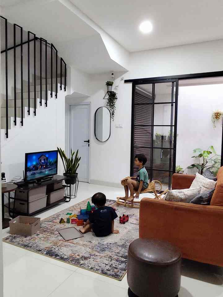 Area living room rumahku sering kali dipakai anak-anak sebagai area bermain sambil menonton TV. Sehingga area living room ini harus ramah anak dengan diaplikasikan di sofa yang empuk dan meja sudut dan meja TV yang mempunyai sudut yang tidak runcing. Sofa ini juga hanya 2seat agar tidak memakan tempat, sehingga anak-anak masih bisa berlarian di rumah. Selain itu untuk pot bunga juga terbuat dari plastik dan besi agar aman jika tersenggol anak-anak dan box mainan di tempatkan di bawah meja TV agar lebih mudah dijangkau. Dengan pengaturan furnitur yang minimalis dan aman membuat anak-anak sangat nyaman bisa bermain, berlarian dan lebih mudah di pantau jika saya sedang memasak.  

#livingroom #sofa #areanontontv #karpetminimalis #boxmainan #rumahramahanak #materialramahanak #furniturramahanak