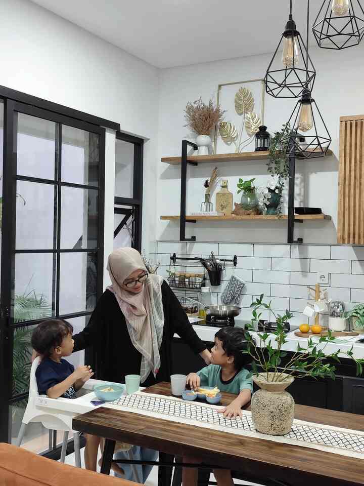 Momen favoritku di rumah adalah ketika mengobrol bersama anak-anak sambil ngemil makanan. Biasanya kami melakukannya di area dapur dan ruang makan. Dapur dan ruang makan ini paling sering digunakan,untuk itu pertama kali yang kami lakukan ketika menempati rumah adalah melengkapi kitchen set, meja dan kursi makan, peralatan dapur dan perintilan dekorasi agar membuat area ini nyaman dan cantik. Memasak jadi lebih menyenangkan di dapur dan bisa sambil mengawasi anak-anak yang sedang bermain. 
. 
#rumahwoori #dapur #ruangmakan #kitchenset #kitchensetindustrial #momendirumah #inspirasidekorasi #ruanganfavorit  