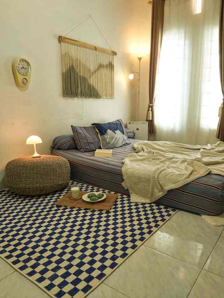 Relax & Chill 🩵🩵
Salah satu momen favoritku di rumah, yaitu di jam anak dan suami sudah berangkat sekolah dan kerja. Sekedar me time sesaat di kamar tidur setelah menempuh pagi yang merepotkan. Di momen ini, biasanya aku isi membaca novel atau scroll HP sambil memakan kudapan manis dengan segelas susu dingin. Dengan suasana kamar yang hangat dengan mood lamp, selimut yang lembut, kadang karena saking nyaman nya bisa sampe ketiduran 😂

#Momendirumah
#inspirasidekorasi
#ruanganfavorit
#moodlamp
#karpetkamar
#jamdinding
#hiasandinding
#sarungbantal