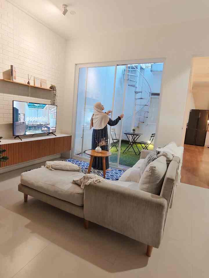 Golden hour vibes di lantai 1 yang dilengkapi pemandangan langsung ke Innercourt yard sebagai center of view ruangan semakin terang juga sejuk. Siapa yang suka momen chill kayak gini? Btw ini waktu dan tempat favorit ku, kalau Kamu di ruangan mana? 

#Slidingdoor #rumputsintetis #3Dwallpaper #lampusorot #mejakursitaman #tanggaputar #lantaigranite #MomenDirumah #InspirasiDekorasi #RuanganFavorit



