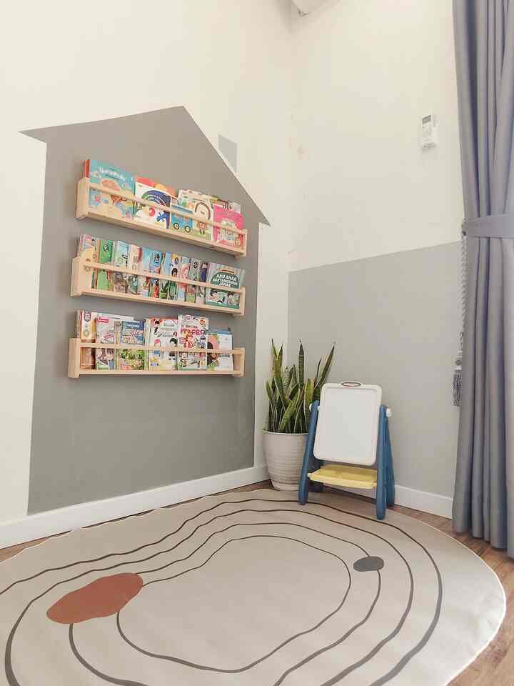 Aku mau nganalin tempat favorit anakku di rumah. Yups, kamar tidur anak. Kamar ini tidak luas, namun sangat fungsional. Aku mau kasih tips dekorasi kamar anak yang simple tapi fungsional. Pertama, aku pakai warna cat netral agar terkesan luas dan nyaman, aku kasih sedikit ilustrasi gambar gunung agar lebih estetik, kedua perabotan yang ramah anak, contohnya seperti ambalan buku dan lemari yang ergonomis dan gampang banget di jangkau anak. Oiya tak lupa aku letakkan karpet yang memberikan kesan hangat. Gimana menurut tetangga? 

#RakBuku #AmbalanBuku #KarpetEstetik #LemariAnak #LampuTidur #LantaiVinyl #CatKamarAnak #CatPropan #jammeja #RumahRamahAnak #MaterialRamahAnak #FurniturRamahAnak 