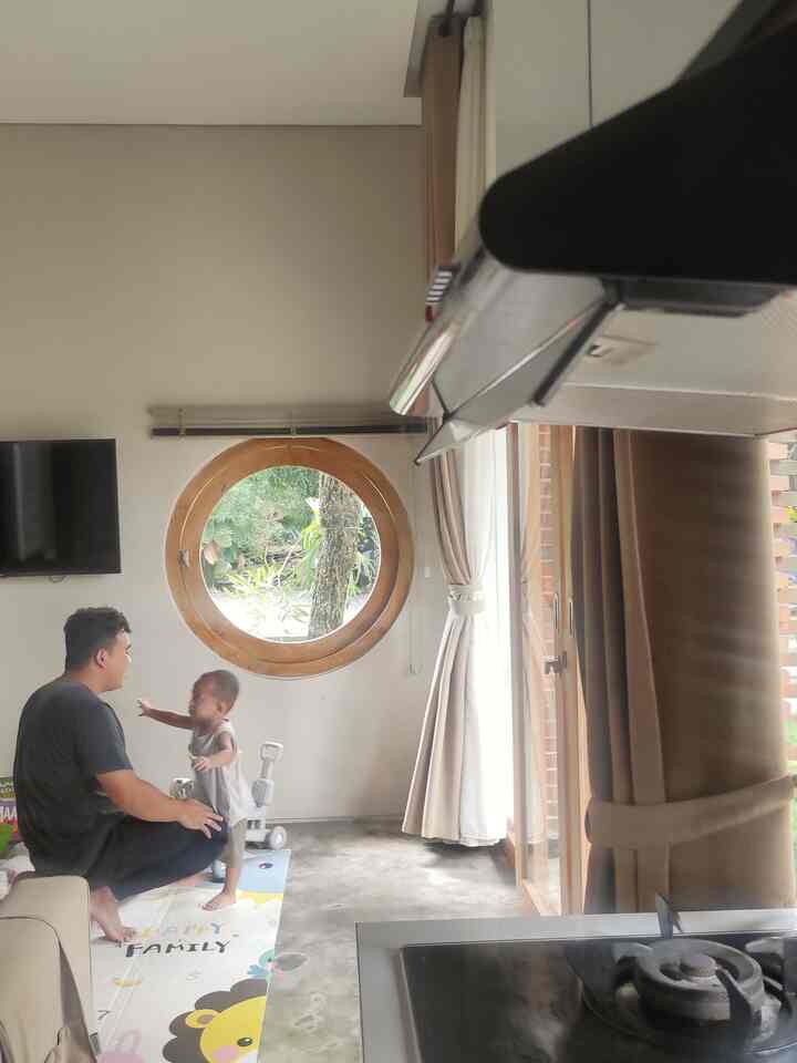 ruang ramah anak di mana anak main bersama orang tua. tanpa batasan. menyatu dengan ruang luar, penuh dengan cahaya matahari dan udara alami. Mainan berserakan tak apa-apa. Bukankan ruang menjadi hidup? Atau mungkin saatnyamengajarkan anak untuk beberes bersama? Furniture seperti sofa kami pilih dengan bahan kain yang lembut untuk melengkapi area ramah anak di rumah kami. 
🤍💙🤍💙

#playmate #karpet #mainananak #bukuanak #box #kotakmainan #sepedaanak
#RumahRamahAnak #materialramahanak #FurniturRamahAnak