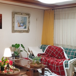 #살림살이 #콘수프기록 #양털담요 #난방비절약 #보온템 #재구매템  
이 양털담요는 색감이 예뻐서 집안 분위기를 밝고 화사하게 하는데 일조를 하지만 무엇보다도 가볍고 따뜻해서 겨울 보온템으로 강력 추천하고 싶다. 
한쪽은 극세사, 또 다른 한쪽은 양털로 되어 있어서 촉감이 좋고 따뜻해서 확실히 난방비를 줄일 수 있다.
우리집에 재구매템이 두개가 있는데 라탄 2단 수납장과 이 담요다. 남편이 너무 마음에 들어해서 레드 2장, 그린 2장 총 4장을 구입해서 사용하고 있다.