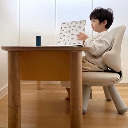 늘 고민인 아이방! 
오랫동안 사용할 가구 고민하신다면,
일룸 두들시리즈 진짜 두손두발들고 추천해요🥹🤍
일단 믿을 수 있는 안전한 성분!
가구 잘못들이면 눈 따갑고 냄새나고 진짜 고생이죠...
일룸 제품은 안심하고 사용할 수 있어요:)
설치하면서 나는 먼지만 가볍게 닦아주면 됩니다
아이와함께 자라나는 그로잉 테이블은
하단에 다릿발을 조절하여 좌식형으로 사용하거나
사진처럼 의자와 함께 쓸 수 있어요!
상판에 뚜껑을 열면 PL박스가 있는데,
요게 요물입니다😉
자잘한 미술도구부터 블럭, 인형, 로봇 다 쏙 들어가서
아이가 가장 즐겨사용하는 장난감을 꺼내 놀이하고
빠르기 그 자리에서 정돈까지 해결된다는 점✨️
함께 사용한 일룸 의자도 엄청 튼튼하고 
밀림방지가 잘 되어있어 안정감100%
또 인조가죽 소재로 잦은 오염에도 강해요
물티슈로 슥 닦아주면 위생적으로 관리할 수 있답니다
#오늘의우리집 #콘수프기록 #아이방가구 
#아이방 #아이방책상 #아이책상
#일룸 #일룸키즈 #두들 #두들그로잉테이블
#아이방가구추천 #아이방의자 #키즈의자
#놀이테이블 #수납정리테이블 
