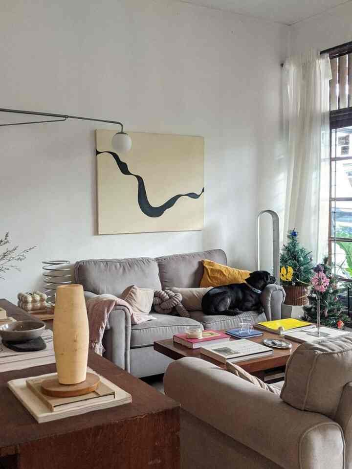 Biar living room terasa lebih nyaman buat aku dan anabul, di living room ini banyak sekali material yang puffy seperti sofa dan bantal-bantal.
Karena anabul suka lari-lari dan rebahan, pemilihan material yang soft cocok sekali buat meminimalisir kerusakan dan supaya anabul tidak terbentur. Aku menggunakan banyak material suede di ruangan ini karena bulu anabul agak sulit untuk menempel di suede, jadi tidak cepat kotor dan lebih mudah dibersihkan. Anabul nyaman, aku pun juga nyaman karena gak stress ngurus bulunya🐶🐾
#EclecticLivingRoom #Sofa #Art #Lamp #Cushion
#InspirasiDekorRumah #RumahNyaman #InspirasiHomeStyling