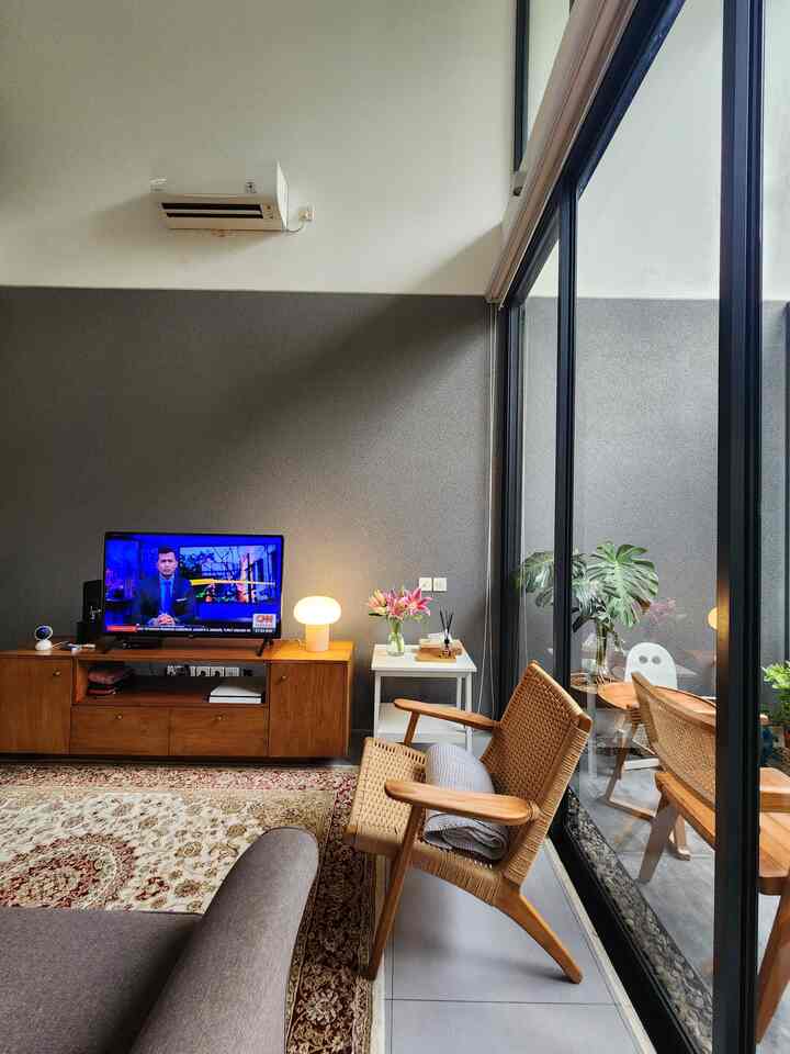 Ini dia sudut favorit kami di rumah! ❤️ Kalau lagi santai, kami suka duduk di sini sambil menikmati suasana hijau dari taman belakang. Rasanya bikin hati tenang banget. 🌿 Kadang, sambil ngobrol santai, ada juga camilan enak yang siap disantap di meja makan. 🍴✨

#KursiJati #VasBungaEstetik #LampuMeja #VasBungaKaca #Sofaminimalis #MomenDiRumah 
#InspirasiDekorasi #Ruangfavorite