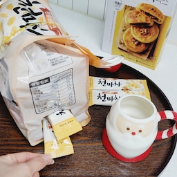 #살림살이 #콘수프기록 _2
겨울이면 생각나는 따끈한 천마차🫖
율무차처럼 달달한 맛에 콘푸레이크가 들어있어 
한 잔 마시면 든든해 출출할때 간식용, 아침 대용으로 좋다👍
다른 통에 담아 먹기 어려울 땐 한포씩 꺼내 먹기 쉽게 
포장지 아래쪽을 작게 잘라 하나씩 뽑아 먹으면 편하다🤗
호떡믹스도 만들어야지🫰
#차한잔 #티타임 #힐링타임 #오늘의힐링 #겨울따뜻한차 #천마차 #간식대용 #든든한아침 #겨울간식 #반달트레이 #모던하우스 #칼블럭 #산타머그컵 #맞팔
