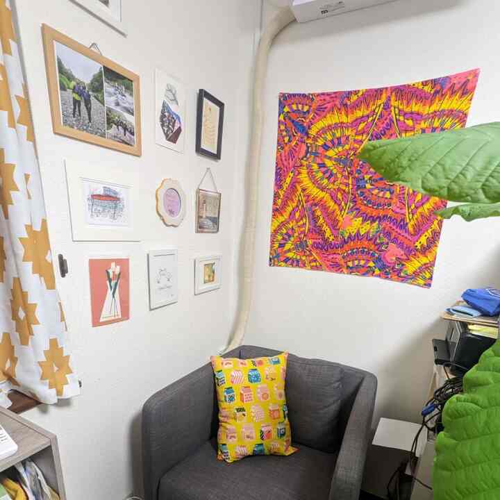 Sudut yang nyaman di kantor saya. Bantal buatan tangan. #office #colourful