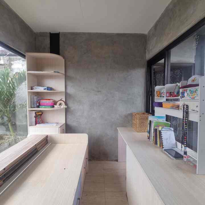 Kamar anak di #RumahAngsoka ini berukuran 2.75 x 3 m sangat mungil. Ada cerita menarik, kenapa warna bed set nya ada pink nya, padahal anaknya lanang2 hahah jadi bed set ini bekas saya waktu remaja🤭 ya kira2 15th yang lalu sepertinya. Masih kokoh dan awet sekali. 

Syukur masih bisa muat di dalam ruangan, dan sangat fungsional dengan rak dan laci penyimpanan. Cat dinding di kamar anak, kami tidak pakai cat hanya natural dari semen expose saja. Dan penataan kabel agar aman kita pakai pipa kabel berwarna hitam dengan nuansa industrial.

Next project nya mau kami cat ulang warna furniture di kamar anak kami ini. Masih belum banyak barang, karena tidurnya anak2 masih nemplok sama kami. 

#RumahRamahAnak #MaterialRamahAnak #FurniturRamahAnak #KamarMungil #InspirasiKamarAnak #KamarAnakLakiLaki #KamarAnak #KabelPipaHitam #SetKamarAnak