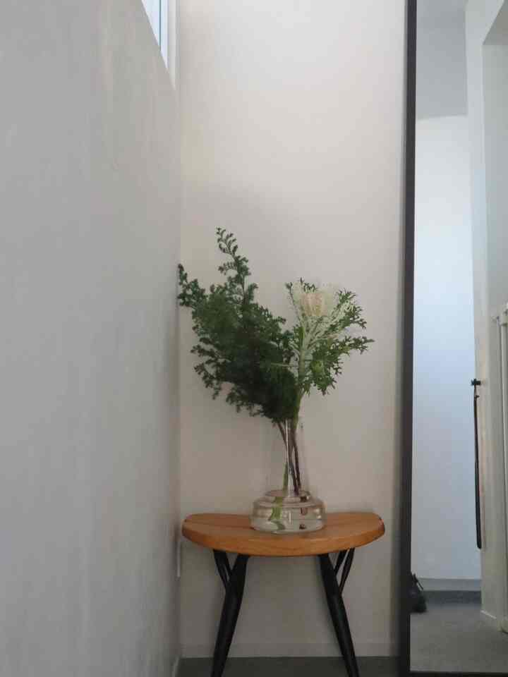 室内窓からの採光がいい感じ❢
2枚目は、そこで主を待つワンコ🐶
#玄関 #玄関飾り #犬との暮らし