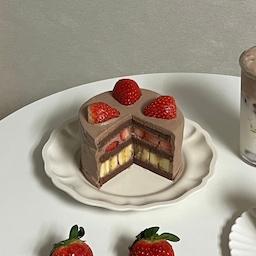 오늘의 사부작사부작-딸바초코케이크🍓🍌🎂
오늘은 딸기+바나나+초코케이크를 만들어보았어요-!
며칠 전에 디저트 가게에서 딸기바나나초코케이크를 먹었는데요! 너무 맛있더라고요🥹💛
그래서 당장 만들어보았답니다💪💪 
그런데 있잖아요..!🫢
만들고보니 스초생에 이어 딸바초코케이크라니...! 
저 초코케이크에 꽂혔나봅니다💘✨️ 
오늘 정말 추운 날이네요🥶🧊
감기 조심하시고 오늘도 좋은 하루보내세요🫶
#오홈스토랑 #콘수프기록 #콘수프 #홈베이킹 #베이킹 #chocolatecake #딸기케이크 #초코케이크 #빵희당 #homebaking #케이크맛집 #homecafe #홈카페 #cake #baking #strawberrycake #맞팔 #맞팔해요 #소통 #소통해요
