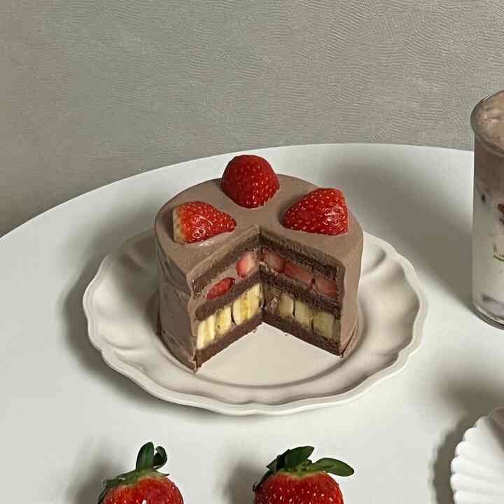 今日の師父作詞副作 - 娘バチョコケーキ🍓🍌🎂
今日はいちご+バナナ+チョコケーキを作ってみました-！
数日前にデザートショップでいちごバナナチョコケーキを食べました！とても美味しかったです🥹💛
それですぐに作ってみました💪💪 

ところがありますよ…！！
作ってみるとススレに続いて娘バチョコケークラニー…！ 
私はチョコケーキに差し込まれていると思います💘✨️ 

今日は本当に寒い日ですね🥶🧊
寒さに気をつけて、今日も良い一日を過ごしてください🫶

＃オーホームストア＃コンスープ記録＃コンスープ＃ホームベーキング＃ベーキング＃チョコレートケーキ＃イチゴケーキ＃チョコケーキ＃パンヒダン#コミュニケーション
