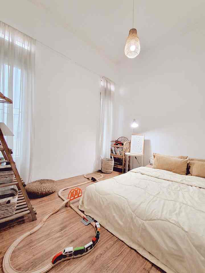 ✨️Kamar Anak✨️ 

Kamar anak ini didesain tanpa ranjang, dengan lantai menggunakan karpet vinyl agar anak bebas bermain di lantai. Meja samping tidur dipilih yg berbentuk bulat agar meminimalisir benturan. Terdapat Rak buku dan keranjang mainan untuk menyimpan mainan. 

#keranjangpenyimpanan #rakbuku #rakrotan #rakkayu #bedcover #RumahRamahAnak #MaterialRamahAnak #FurniturRamahAnak