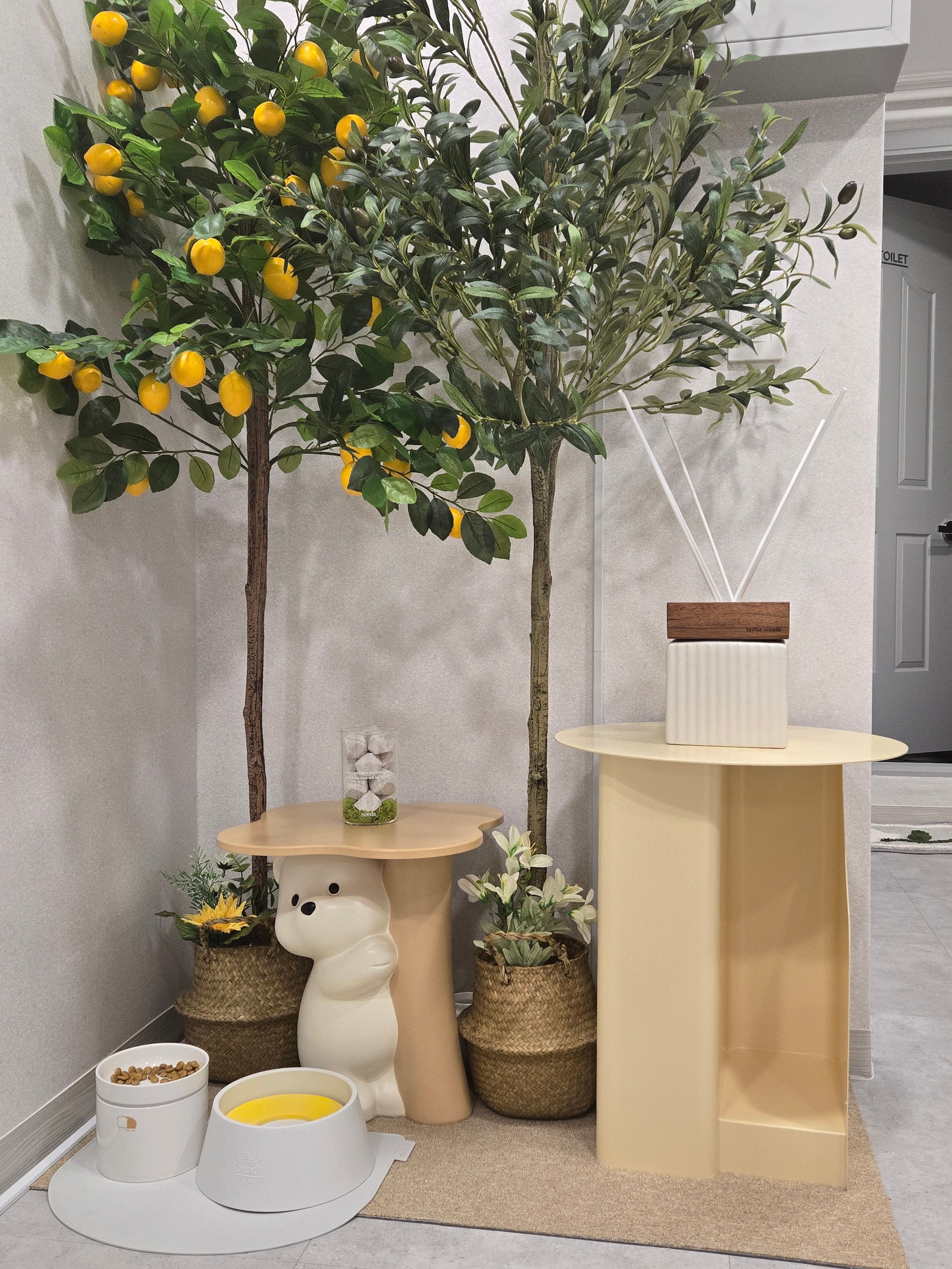 Round Side Table with Built-In Bookshelf user photo