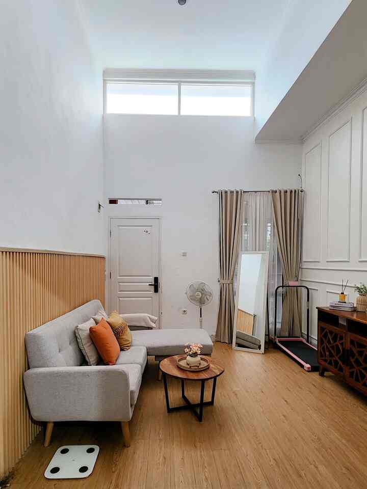 Ruang tamu dirumah aku ini menurutku bergaya scandinavian minimalist dengan pemilihan warna-warna alam atau natural, meskipun begitu aku tetap memilih furniture ataupun barang-barang didalamnya yang ramah anak, apalagi aku punya balita usia 3 tahun yang lagi aktif-aktifnya, misalnya sofa letter L yang aku pilih ini full tertutup busa dan tidak terlalu tinggi, menghindari hal-hal berbahaya bagi sikecil yang hobbynya manjat sekarang ini, begitu juga dengan meja ruang tamu aku pilih meja kayu bulat jadi tidak ada ujungnya untuk menghindari sikecil terantuk ujung meja dan yang tidak kalah pentingnya pada saat pembangunan rumah ini aku sudah request ke developer untuk mengganti semua stop kontak diseluruh rumah dengan stop kontak ramah anak. Gimana nih menurut teman-teman, rumah ramah anak versi kalian? bisa dishare juga yukkk :) #wallpanel #gorden #gordenblackout #mejaruangtamu #coffeetable #stopkontak #stopkontakramahanak #RumahRamahAnak #MaterialRamahAnak #FurniturRamahAnak