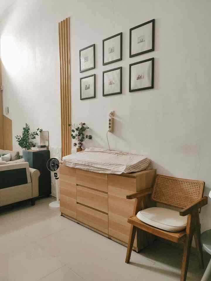 untuk area ini adalah ruang penghubung antara ruang makan dan ruang tamu. Area ini memiliki space yang cukup lebar utk tempat bermain anak dan untuk furniture yang digunakan yaitu buffet kayu yang memiliki bahan ramah anak. Dan memiliki model yang aman agar anak tidak mudah tertarik untuk menaiki atau membuka buffetnya. 



#buffetjapandi #buffetramahanak #inspirasirumah #areapenyimpananaman #savestorage #storagejapandi #woodbuffet
#WallpaperEstetik #WallpaperDinding 
#WarnaCatRumah #TempatTidurAnak
#RumahRamahAnak
#MaterialRamahAnak
#FurniturRamahAnak