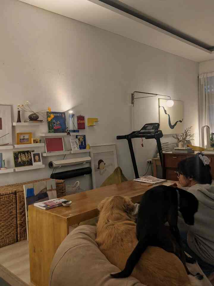 Belakangan ini lagi sering ngabisin waktu di ruang tengah karena anabul-anabul aku seringnya main di sini. Selain bisa buat area main anabul, ruang tengah ini bisa juga dipakai buat area kerja. Dengan lighting yang warm, bean bag, ruang tengah ini jadi area yang cozy buat aku hang out lama di sini
#BeanBag #ArtWall #Lamp #EclecticLivingRoom #MomenDiRumah #InspirasiDekorasi #RuanganFavorit