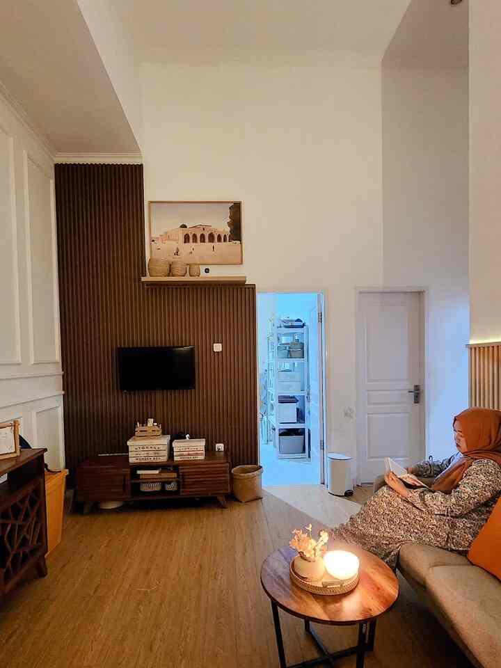 Rutinitas akhir hari saat anak-anak dan suami sudah lelap seperti biasa membaca novel ditemani suasana temaram lampu, ini salah satu me time yang membuat suasana hati jadi mood dan selalu happy. Aku suka membaca di Ruang tamu ini karena selain tidak mengganggu anak-anak dan suami yang sudah lelap juga paling suka suasana ruang tamu yang temaram dimalam hari, bikin hati nyaman dan tenang. Siapa nih disini yang juga punya spot favorit dirumah kayak aku?? #mejatv #bufettv #kaligrafi #potbungakeramik #bufetruangtamu #MomenDiRumah #InspirasiDekorasi #RuanganFavorit