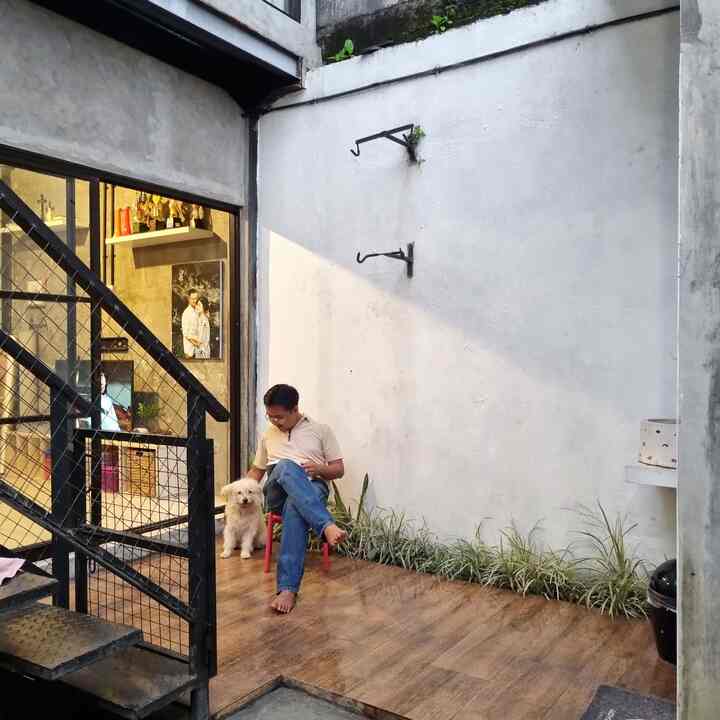 Paling suka baca buku, ngbrol di area belakang rumah. Salah satu moment dan spot favorit dirumah. Kadang sambil denger musik dari TV. Si bonbon (anabul) juga pengen ikutan santai disini hihi 

Suka banget sama perpaduan elemen warna dari besi baja yang menampilkan karakter tegas, dan keramik motif kayu sebagai pemanis, dari cokelat gelap ke cokelat terang. Bikin makin nyaman ♡ 

#MomenDiRumah #InspirasiDekorasi #RuanganFavorit #RumahIndustrial #RumahOpenSpace #BesiBaja #KeramikMotifKayu #HalamanBelakang #Backyard 