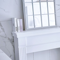 #ftc13기이야기 #우리집포토존
이 공간은 사실 주방 식탁을 놓는 공간이에요.
저는 전체적인 집의 모든 공간의 분위기가 비슷비슷한 건 재미가 없더라구요. 
안방은 휴양지에서 자는 것처럼 포근한 느낌, 거실은 아늑한 느낌, 주방은 깔끔하고 세련된 느낌을 원했어요. 
거실/주방의 바닥과 벽이 포세린타일로 모던한 느낌을 주기 때문에 이 벽난로 장식장을 이 곳에 두면 어울리겠다는 생각이 바로 들었어요. 
