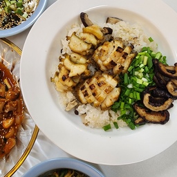 남편탱이 요즘 요리하는데 맛들려서 만들어준
전복밥과 쭈꾸미볶음 🍚 반반찬으로 딱이네용😆
사실 일하느라 저는 아직도 요리를 잘 못하거든용..
최근 이사오고 여행다녀오면서 정신이 없어서
퇴근 후 바로 잠만잤는데
갑자기 요리취미 생긴 남편 덕분에
남이만든 맛이 제일 맛있다는걸 세상 깨달아가요❣️
#콘스프기록 #오홈스토랑 
#저녁밥상 #저녁밥 #전복요리 #전복
#쭈꾸미볶음 #쭈꾸미 #맞팔 #맞팔환영 
