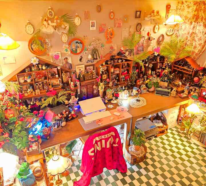 温かみのある木目調とチェッカーフロアが特徴のワンルームホームオフィス、コレクションやかわいい小物が飾られた雰囲気のあるインテリア