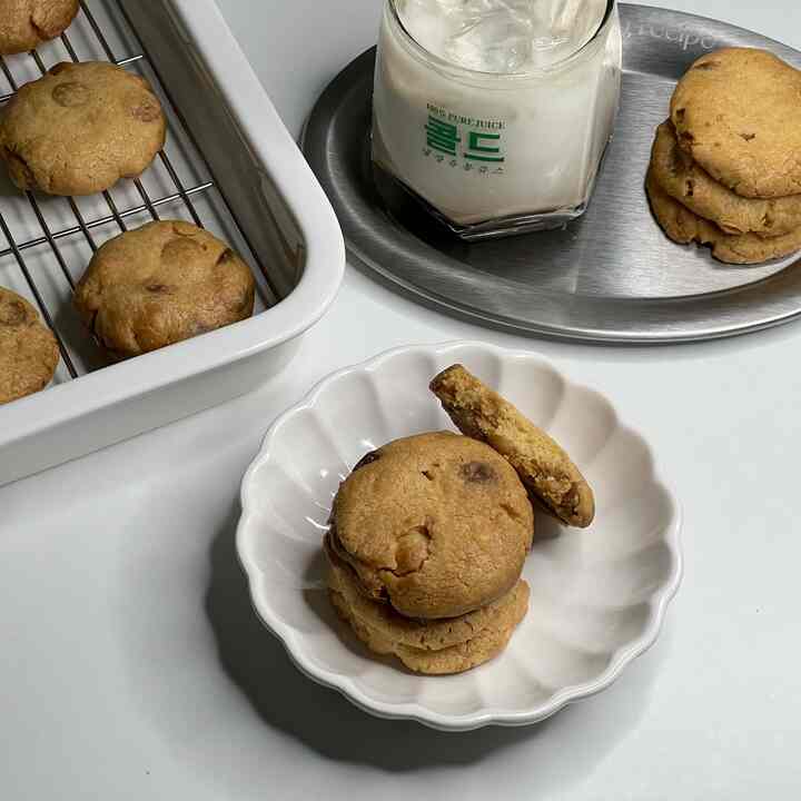 今日の師父作詞副作 - ホワイトチョコマカダミアクッキー🍪
今日はホワイトチョコレートとマカダミアを入れてクッキーを作ってみましたー！
こっそり+カリカリが座った席ですっきりしたんです🥹💛
一緒に食べたドリンクはホジチャラテです！
私は緑茶、抹茶よりほうじ茶がよかったですよ✨️

寒さに気をつけて、今日も良い一日を過ごしてください😊

＃オーホームストア＃コンスープ＃コンスープ記録＃クッキー＃cookies＃ベーキング＃ホームベーキング＃baking＃homebaking＃マカダミアクッキー