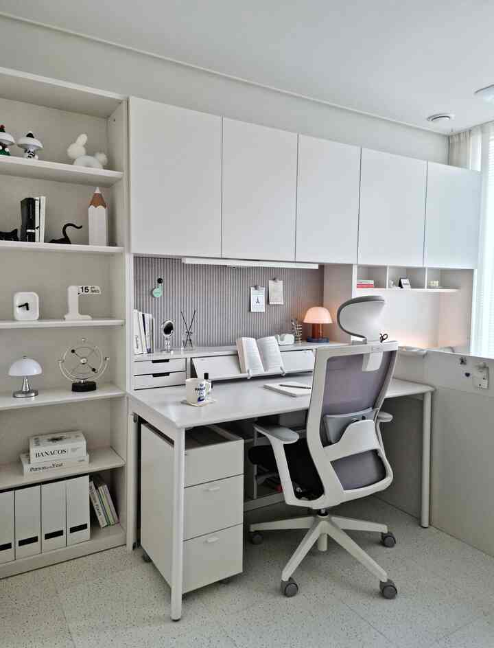 白を基調とした子供部屋、シンプルで効率的な学習スペースにデスク、本棚、オフィスチェアが配置されたインテリア