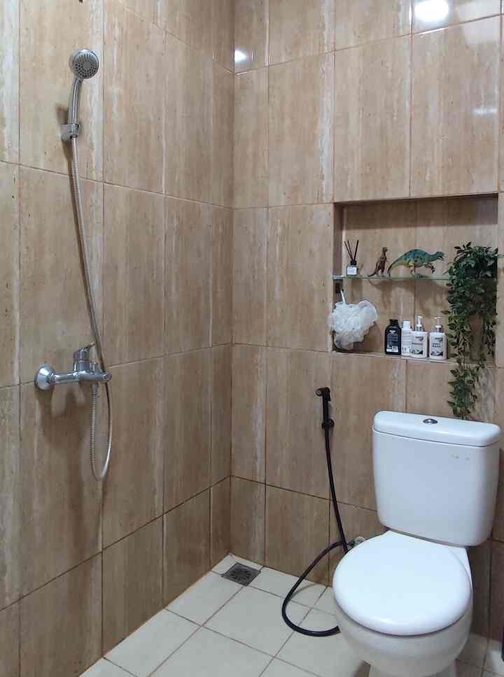 Make over kamar mandi✨
Kamar mandi mungil harus disiasati dengan layout yang membuat nyaman, selain itu juga bagi Muslim diutamakan agar closet tidak menghadap kiblat. Untuk merubah suasana kamar mandi juga bisa ditambahkan perintilan dekorasi misalnya menambahkan rak hambalan dekat wastafel untuk memudahkan ketika menyikat gigi dan memakai skincare dan menambahkan reed diffuser agar suasana kamar mandi menjadi wangi semerbak membuat mood jadi on kembali. Kamar mandi ini masih belum sempurna karena masih ingin mengubah beberapa hal. Semoga akan terwujud di kemudian hari nya aamiin ya rabbal 'alamin
. 
#rumahwoori #kamarmandi #renovasikamarmandi #bathroommakeover #inspirasikamarmandi #kamarmandiminimalis #kamarmandimungil #dindingkamarmandi #lantaikamarmandi
