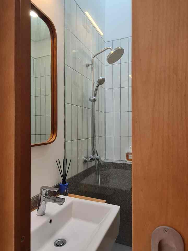 Setiap sudut kamar mandi kami dirancang dengan seksama karena space nya yang terbatas. Kami tidak hanya ingin kamar mandi ini fungsional, nyaman, estetis, tetapi juga sehat. 🛁

Solusinya sehatnya dengan Skylight! 🌤 Dengan skylight di atas, cahaya alami bisa masuk dengan leluasa, bikin kamar mandi terang sepanjang hari tanpa perlu banyak lampu. Udara pun bisa bersirkulasi lebih baik, menjauhkan ruangan dari kelembapan berlebih. Jadi nggak cuma cantik, tapi juga sehat dan segar! 💨

Desainnya simpel dengan keramik putih vertikal yang memberi ilusi ruangan lebih tinggi. Tambahan sentuhan beton ekspos bikin kesan minimalis tapi tetap hangat. 🤍

#KeramikKamarMandi #PintuKamarMandi #CatKamarMandi #WarnaKamarMandi #DindingKamarMandi #KeramikDinding #KeramikLantai #RenovasiKamarMandi #BathRoomMakeOver #InspirasiKamarMandi