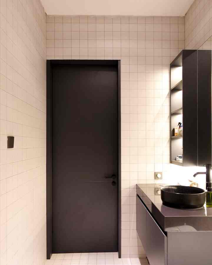 Kamar mandi kami didesain agar terasa luas, terang, dan tetap fungsional dengan penggunaan keramik mosaic putih yang bersih dan elegan. Tambahan LED strip dengan cahaya hangat menciptakan ambience yang nyaman dan menambah mood ruangan. Ditambah lagi, storage di bawah wastafel dan rak built-in yang hemat tempat membuat ruang tetap rapi dan praktis. ✨

#KeramikKamarMandi #HandlePintuKamarMandi #WastafelKamarMandi #KeramikDinding #KamarMandi #Bathroom #BasinKamarMandi #RenovasiKamarMandi #BathroomMakeOver #InspirasiKamarMandi