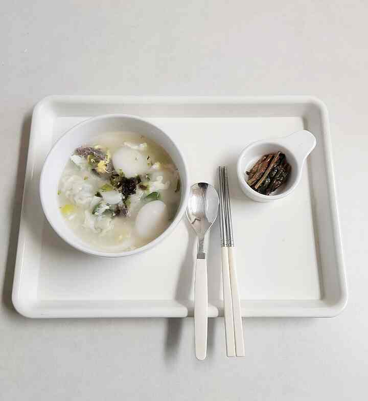 It's vacation, so I'm worried about the menu every day 😂
I made a simple rice cake dumpling soup for Ajum :)

#Daily #집밥 #집밥메뉴
#Modern House #카모메키친