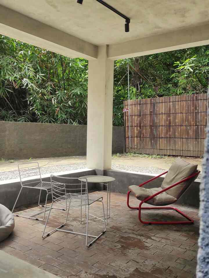  Ruang Pantry kantor semi outdoor! kami isi dengan berbagai macam tempat duduk yang menarik. Sentuhan warna-warna pop up sehingga ruangan menjadi lebih berwarna. Mau samaan? boleh klik link di foto atas ya. ♥️💙♥️💙

#kantor #homeoffice #pantry #ruangsantai #kursisantai #kursirumah #beanbag #kursi #meja #popup #merah #pintubiru #inspirasirumah #inspirasikantor #rumahkantor