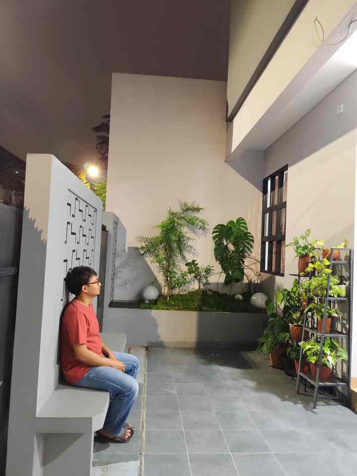 Area taman depan nyaman untuk berbincang-bincang✨
Area taman depan ini kami buat bench dari beton agar kami bisa mengobrol sambil ngemil dan mengawasi anak-anak bermain. Area ini merupakan salah satu tempat favorit apalagi di waktu malam karena bisa melihat bulan dan bintang. Selain itu bench di luar ini juga sebagai tempat menerima tamu yang merokok agar asap rokok tidak masuk ke dalam rumah. Bench beton ini sangat berfungsi untuk segala macam kondisi sesuai dengan kapasitas rumah kami yang mungil. 
. 
#rumahwoori #bench #benchbeton #taman #inspirasitaman #inspirasiruangtamu #tamanminimalis #tamandepanrumah #garden #terasrumah 