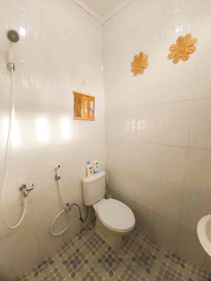 Transformasi Mini Bathroom ✨
Mini bathroom yang terletak di kamar utama ini berukuran 1,5 x 1,5 m. Tidak ada yang terlalu spesial di material dan dekorasinya namun cukup nyaman dan fungsional untuk kami gunakan sehari hari. Mengusung tema kamar mandi minimalis dan simple, pemilihan warna dominan putih cukup nyaman di aplikasikan ke kamar mandi ini sekaligus membuat kamar mandi ini terkesan lebih luas. Beberapa item dekorasi juga ditambahkan agar kamar mandi terlihat lebih sedikit berwarna.

#renovasikamarmandi #bathroommakeover #inspirasikamarmandi #dindingkamarmandi #walldecor #shower #toilet #bidet 
