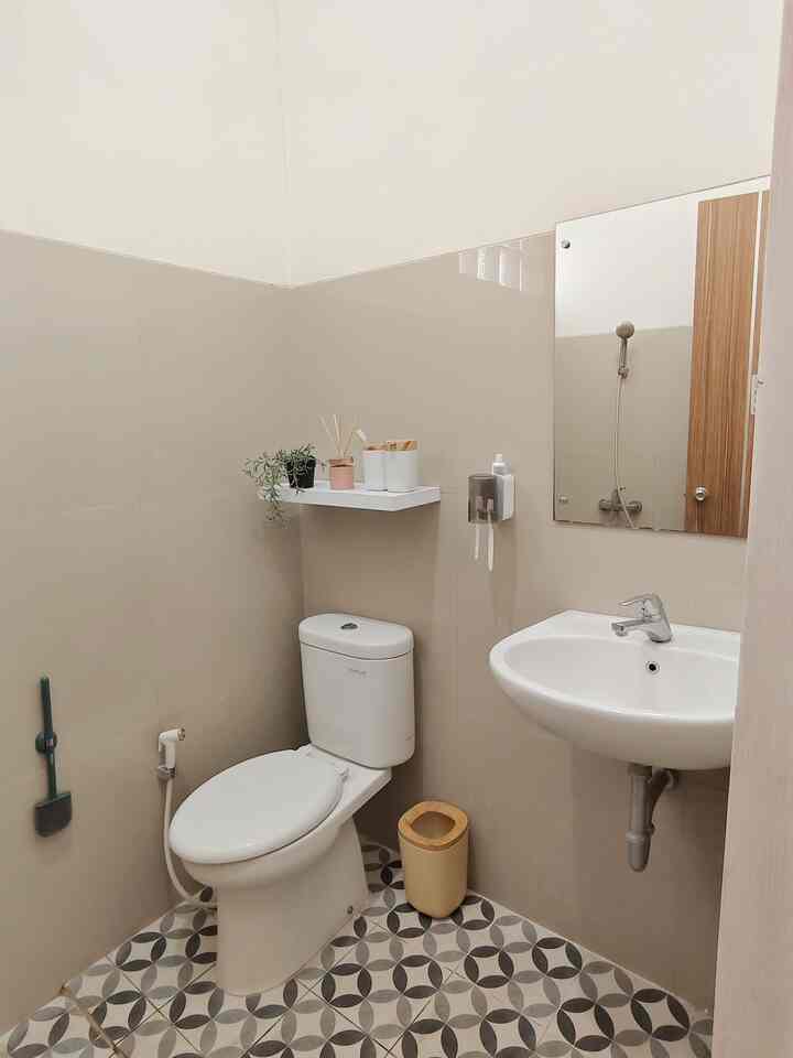 Wellcome to tiny bathroom! 
Saking relatif kecilnya kamar mandi ini, pas awal dibangun sampe bingung mau diapain. Jadinya aku cuma nambahin ambalan dan ganti tegel bawah aja. Menurutku, meskipun kecil, ada 3 hal yang harus kita perhatikan: 
1. Warna cat dan granit lebih cerah dan netral agar terkesan luas 
2. Berikan pencahayaan yang cukup, bisa melalui penambahan grass block 
3. Penggunaan dinding dengan granit agar tidak tampias dan lembab. 

#Ambalan #GranitKamarMandi #GrassBlock #Toilet #Shower #ToothbrushHolderCup #TanamanArtificial #RenovasiKamarMandi #BathroomMakeOver #InspirasiKamarMandi 