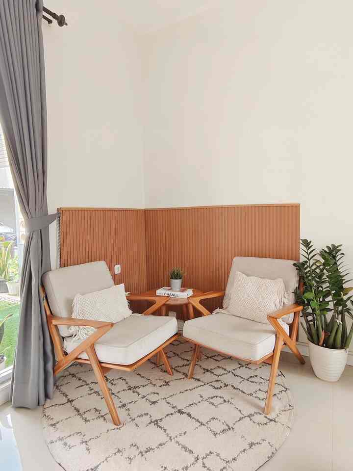 Siapa yang rumahnya jarang banget ada tamu berkunjung? 
Rumahku banget nih, karena Kami tau akan jarang banget  orang yang berkunjung, jadinya Kami coba desain ruang tamu yang mungil ini dengan memanfaatkan sedikit spot di pojok living room, selebihnya Kami manfaatkan untuk lebih ke ruang keluarga dengan menggunakan sofa yang lebih besar dengan kesan non-formal, dan untuk area tamu sendiri kami buat kesan lebih formal. Kalau tetangga lebih penting ruang tamu atau ruang keluarga? 

#Kursi #Wallpanel #KarpetMainara #TanamanIkea #Gorden #PotTawon #BantalRajut #DummyBook #RuangTamu #InspirasiRuangTamu #RuangTamuMungil #LivingRoom