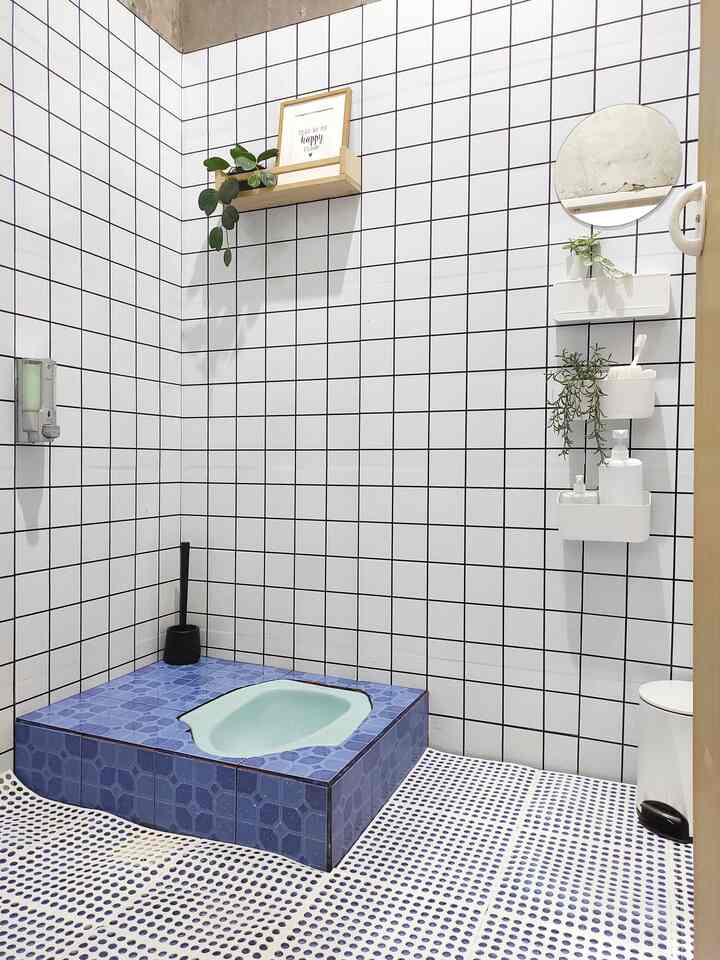 Beberapa bulan yang lalu aku make over kamar mandi mini ku menggunakan wallpaper stiker anti air yang biasa dipakai buat dapur dan lantainya aku pakein anti slip aja.
Budgetnya dibawah 300 an, ternyata walau cuma pake stiker murah, kamar mandinya jadi cakep dan makin terang.
Karena bingung sama lantainya mau dikasi apa, yang sesuai dinding putih. Ya udah deh aku kasi anti slip aja.
Segini dulu, nanti bikin kamar mandi yang lebih bagus 😄
#wallpaper #tempatsampah #sikattoilet  #rakgantung #tempatsabun   #RenovasiKamarMandi #BathroomMakeOver #InspirasiKamarMandi