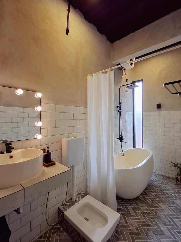 Kamar mandi utama yang low budget. Keramiknya gak full sampe atas, mix dinding unfinished biar kesan industrialnya tetep dapet. Bikin jendela sandblast di pojokan utk pencahayaan, biar hemat listrik gak perlu nyalain lampu di siang hari.

#kamarmandi #kamarmandiminimalis #kamarmandiindustrial #inspirasikamarmandi #inspirasirumah #rumahindustrial #industrialdesign #industrialbathroom #kamarmandimungil #bathtub #bathtubterrazzo #idekamarmandi #iderumah