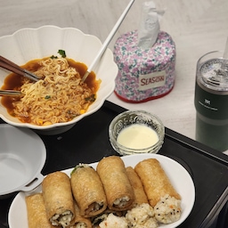 #오홈스토랑 #콘수프기록 
#오늘저녁 
오늘은 남편과 볼링치러 가는날이예요ㅎ
멀리가야해서 밥을 6시까지차리고 30분에만에 먹고 나와야해서 후다닥 차릴 수 있는 #롤유부초밥 만들었어요~
저는 원래 육계장컵라면 안좋아하는데 남편이 끓여주는 육계장 컵라면은 진짜 맛있고 꼬들꼬들해요 ㅋㅋ
뜨거운물 넣고 전자레인지에 1분30초 돌리면 된다는데 진짜 맛있어요 
국물까지 싹 먹어치우고 운동다녀올게요 🎳
#맞팔
#신혼부부
#신혼부부밥상
#신혼부부일상
#롤휴지케이스
#휴지케이스
#두루마리휴지케이스 
#리빙박스
#플레이팅필살템 
#플레이팅
#저녁메뉴 
#텀블러
#텀블러추천 
