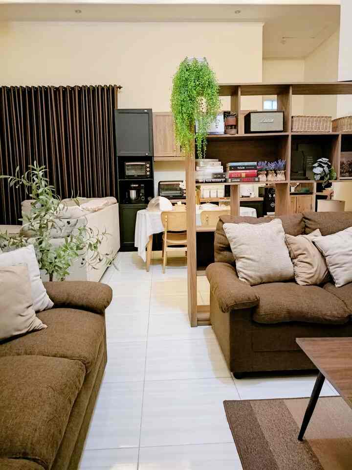 Hallo ini ruang tamu rumah fatih, dengan luas 3x3 meter. Sofa coklat disini menjadi ciri khas ruang tamu rumah fatih, kami mendesain funitur diruang ini dengan warna yg selaras, tentunya warna yg sangat natural agar tak jauh dari kesan estetik🥰😇

#ruangtamu #ideruangtamu #sofaminimalis #inspirasisofa #catrumah #estetik #japandi #cat