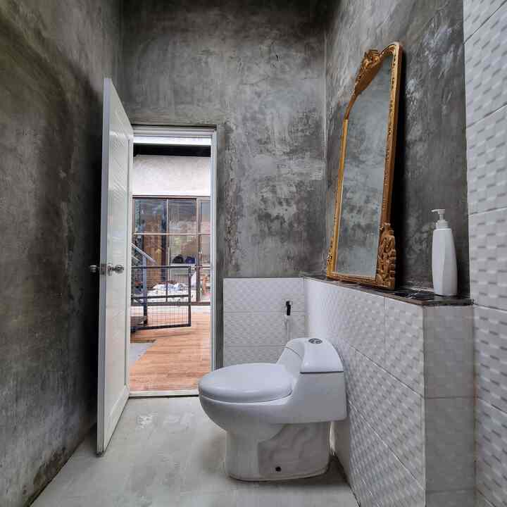 Dulu kamar mandi ini merupakan area cuci jemur (slide terakhir) Setelah kami renovasi ulang total, kini menjadi kamar mandi mungil yang tetap estetik dan fungsional. Dari pemilihan menggunakan dinding expose agar tetap natural dan tone warna cokelat pada cermin yang memberikan kesan hangat. 

#RenovasiKamarMandi #BathroomMakeOver #InspirasiKamarMandi #DindingExpose #KeramikKamarMandi #KamarMandiIndustrial #CerminEstetik 