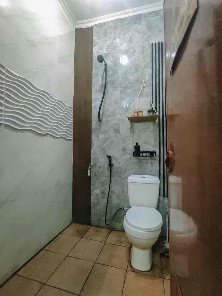 Perjalanan makeover kamar mandi lumayan maju mundur dari awal rumah ini dibangun. Awalnya kamar mandi ini sudah default bawaan developer perumahan. Dan sedikit demi sedikit dimakeover agar tampilan lebih bagus dan lebih nyaman. Namun untuk ukuran belum ada perubahan. Masih sama diluas 1,5 x 1,75 meter persegi. Untuk dekorasi dan perlengkapan dikamar mandi dibuat senads dan setema agar terlihat lebih bagus.



#KeramikKamarMandi #PintuKamarMandi
 #CatKamarMandi  #WarnaKamarMandi 
#DindingKamarMandi  #KeramikDinding 
#KeramikLantai #klosetkamarmandi #wallvynilmarble #jetshower
#RenovasiKamarMandi
#BathroomMakeOver
#InspirasiKamarMandi
