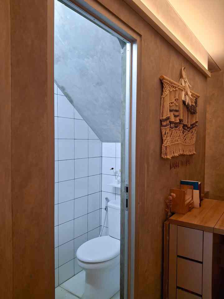 Kamar Mandi Bawah Tangga. Kelihatan tingkat kemiringan nya kan? Tapi pas kok tinggi nya, gak bakal kejedot 😅 Kamar mandi ini sejauh ini fungsinya lebih seperti powder room sih. Ukurannya juga minimalis tapi fungsi nya.... maksimalis dong hehehe
#KeramikKamarMandiPutih #RenovasiKamarMandi #BathroomMakeover #InspirasiKamarMandi