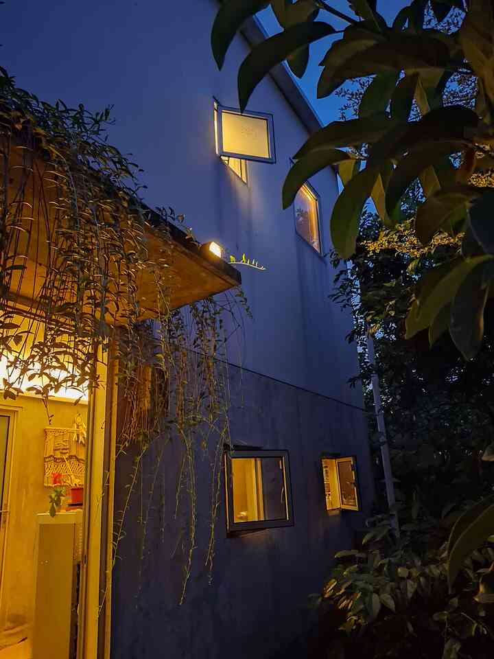 At dawn with open window, alias maghrib² belum tutup jendela. Biasanya sore udah di tutup semua tapi berhuhung hari ini langitnya cantik sekali, kita nikmatin dulu secara terang-terangan ♡
#RumahAestethic #RumahMinimalis #LampuSurya #TembokSemenExpose #NightVibesatHome