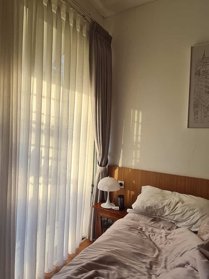 Paling senang deh kalau cahaya matahari bisa masuk ke dalam rumah! Karena rumah kami menghadap utara dan kanan-kiri berbatasan dengan tetangga, momen matahari menyapa selalu jadi hal yang ditunggu-tunggu. 🌿

Makanya, kami memutuskan untuk memasang jendela-jendela besar supaya rumah tetap terasa terang, hangat, dan pastinya cozy. Cahaya matahari pagi bikin suasana rumah terasa lebih hidup, seakan-akan membawa semangat baru setiap harinya. 🌞

Selain bikin ruangan jadi terang alami, sinar matahari juga bikin rumah lebih sehat karena udara lembap cepat tergantikan. Yuk, maksimalkan cahaya alami di rumah kalian juga! 🌻

#CompactHappyHome #JapandiStyle #NaturalLight #SimpleLiving #CozyHome
#RumahSejuk #DesainMinimalis #CahayaAlami #JendelaBesar #RumahNyaman




