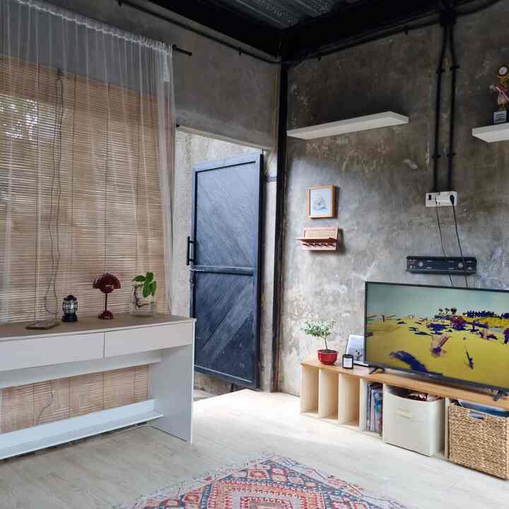 Dekorasi simple diruang keluarga mungil, tetap estetik dan rapih. Penggunakan rak kabinet, kotak penyimpanan dan juga dekorasi seperti lampu meja, tanaman sangat membantu ruangan jadi lebih menyala🤭

#DekorasiRuangKeluarga #LivingRoom #RumahIndustrial #LampuMeja #KotakPenyimpanan #KeranjangRotan #RuangKeluarga  